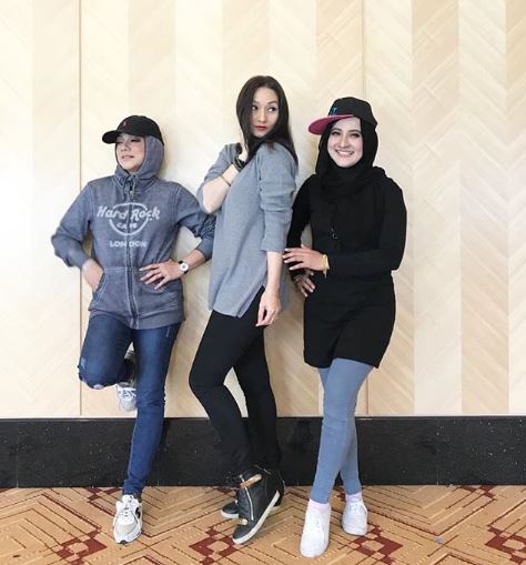 Instagram @lindarafar Linda bersama Azza dan Sasha.